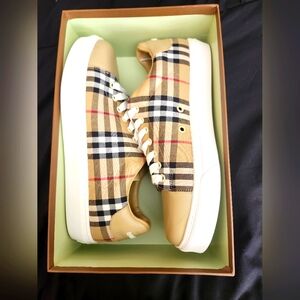 Burberry Tennis shoes fits size 10 to 10.5. EUR 44